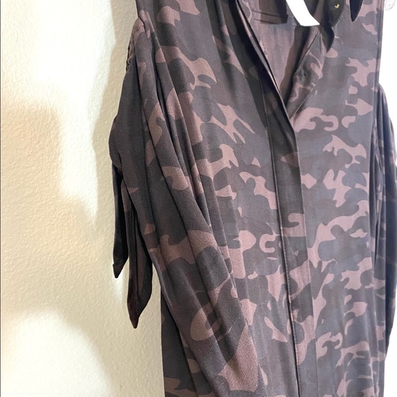 Brown camo cold-shoulder long sleeve button down blouse ROCK & REPUBLIC NWT sz M - Picture 3 of 10